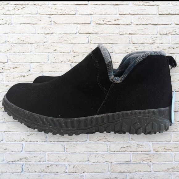 Minnetonka Shoes - NWT Minnetonka Black Suede Boots size 7